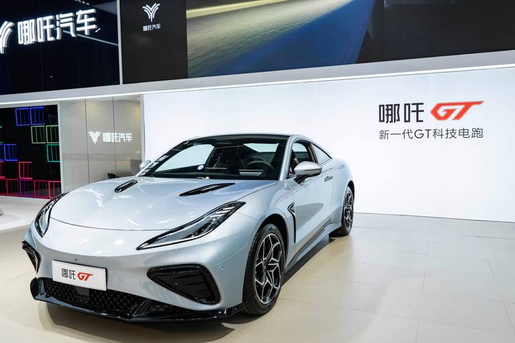 佛山南海区龙优南企业管理咨询哪吒汽车在智能汽车领域的表现，领途汽车在新能源汽车市场中的影响力